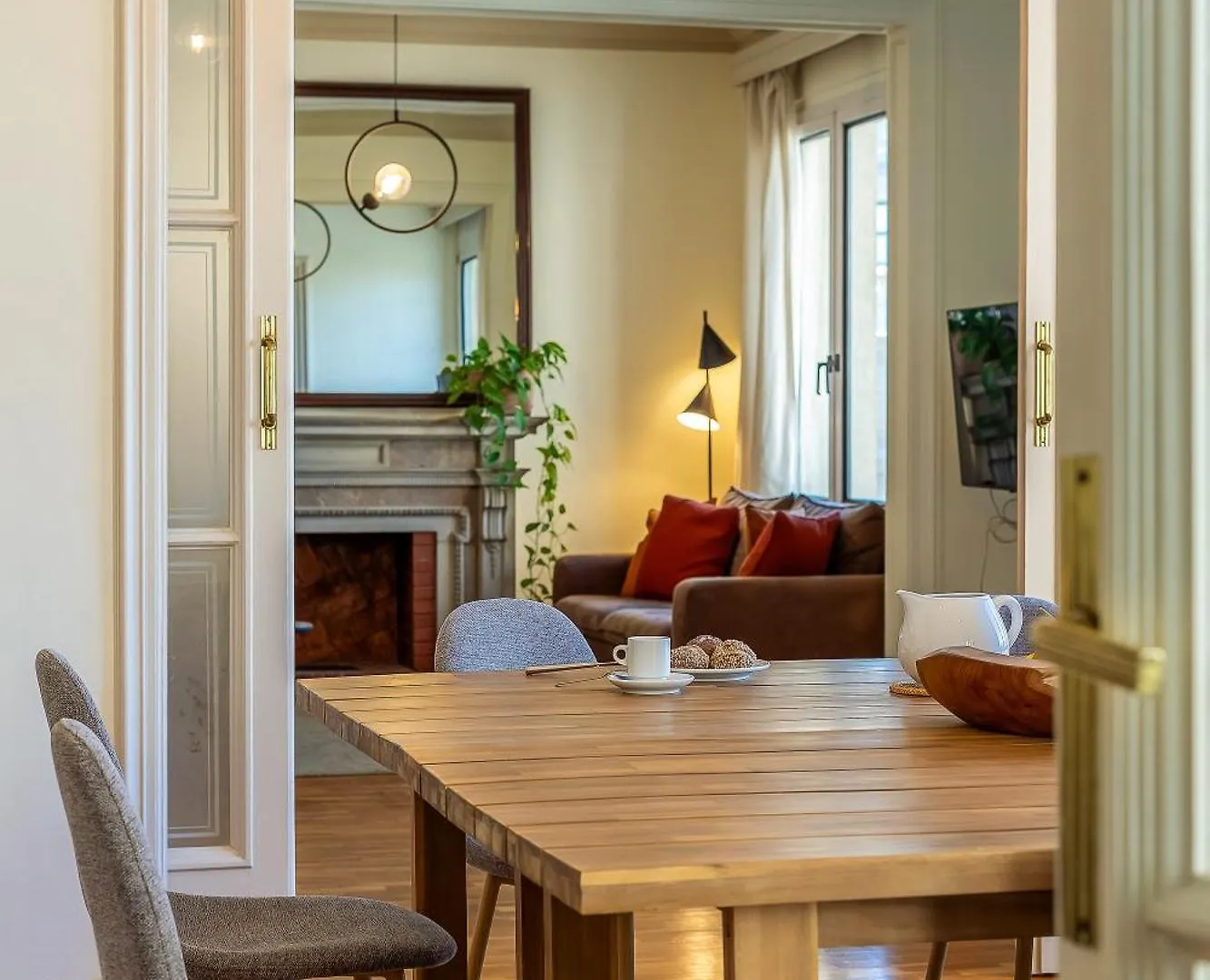 Contacten van Canela Homes Barcelona Modernista